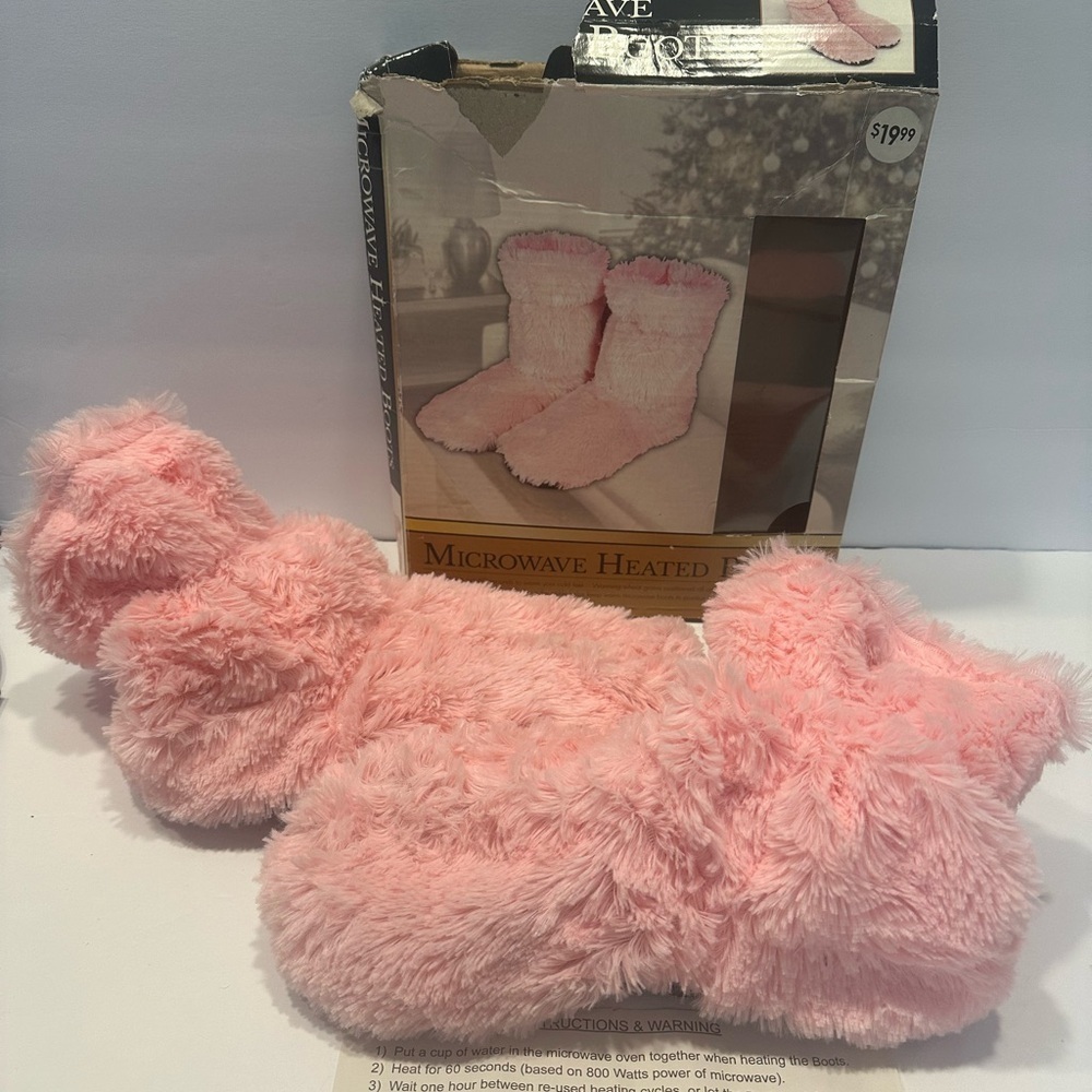 Microwaveable Foot warmers in soft fuzzy warm‎ pink faux fur new box is damaged